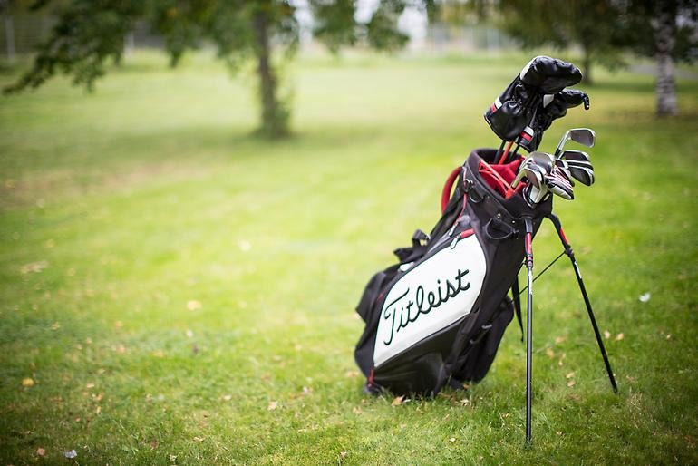 En ensam golfbag mitt ute på fairwayen.