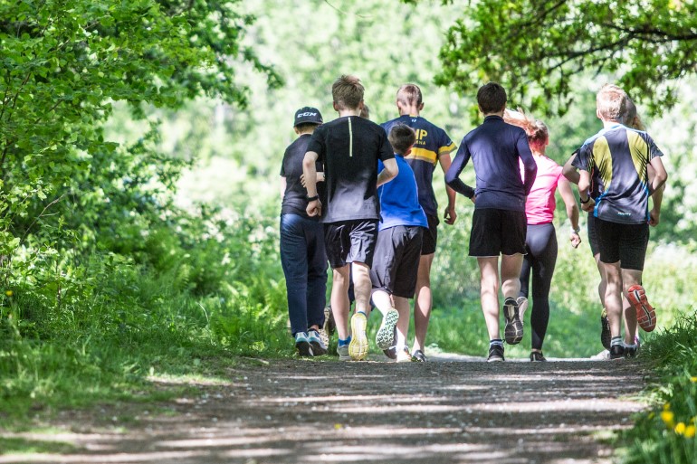 Studenter joggar på ett motionsspår