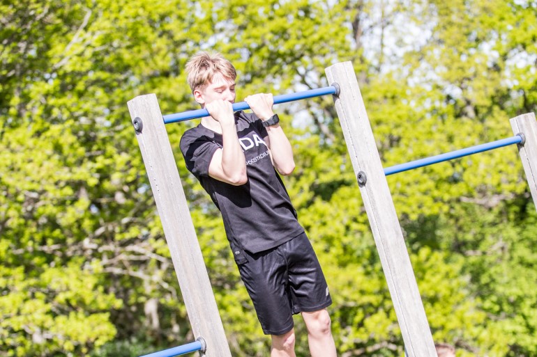 Student tränar på ställning utomhus