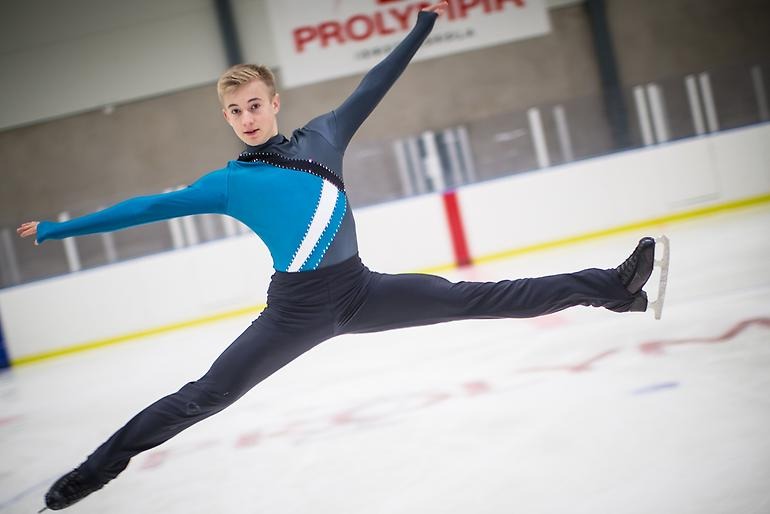 Ung konståkare gör ett spektakulärt hopp på isen.